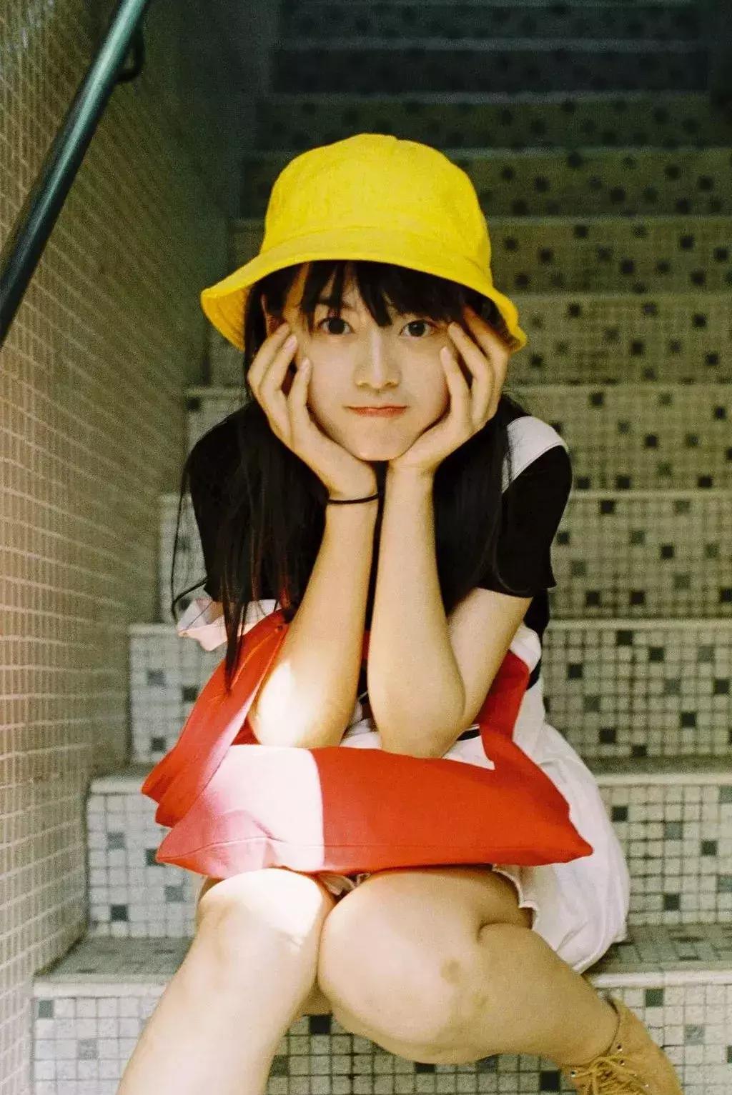 拍照怎么显脸小,拿奶茶显脸小拍照姿势