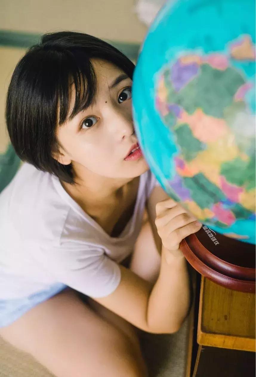 拍照怎么显脸小,拿奶茶显脸小拍照姿势