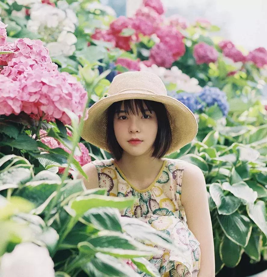 拍照怎么显脸小,拿奶茶显脸小拍照姿势