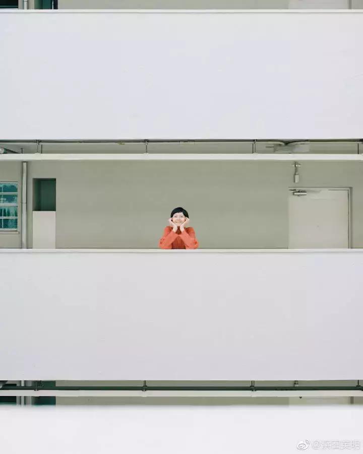 拍照怎么显脸小,拿奶茶显脸小拍照姿势