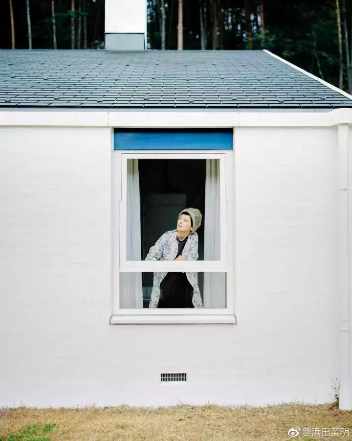 拍照怎么显脸小,拿奶茶显脸小拍照姿势