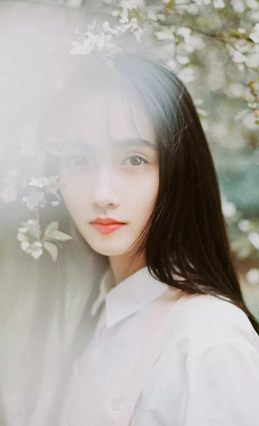 拍照怎么显脸小,拿奶茶显脸小拍照姿势