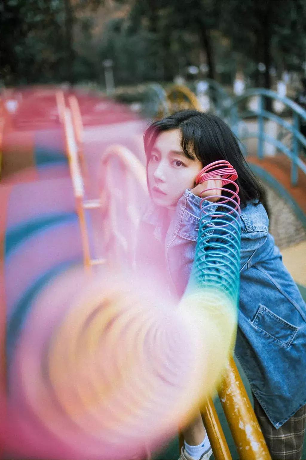 拍照怎么显脸小,拿奶茶显脸小拍照姿势