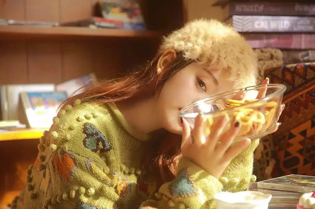 拍照怎么显脸小,拿奶茶显脸小拍照姿势