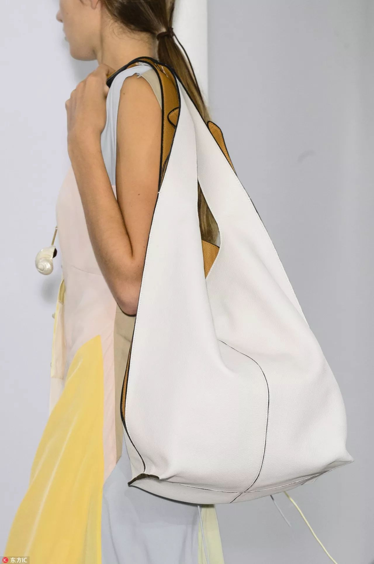 奢侈品牌包包街拍照片大全,包包推荐小众高级感街拍