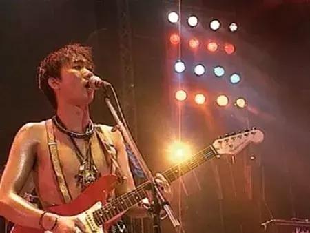 黄家驹不羁的风,放荡不羁爱自由是黄家驹的哪首歌