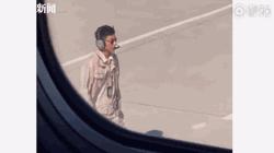 机场小哥哥被拍,机场小哥被拍得太帅