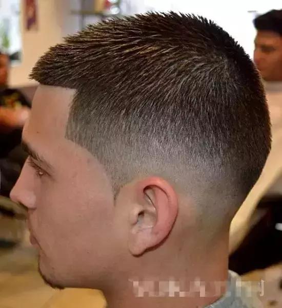 男士发际线高细软稀少适合发型,男士头发少细软适合烫什么发型