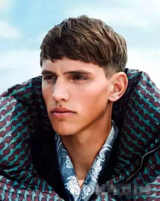 男士发际线高细软稀少适合发型,男士头发少细软适合烫什么发型