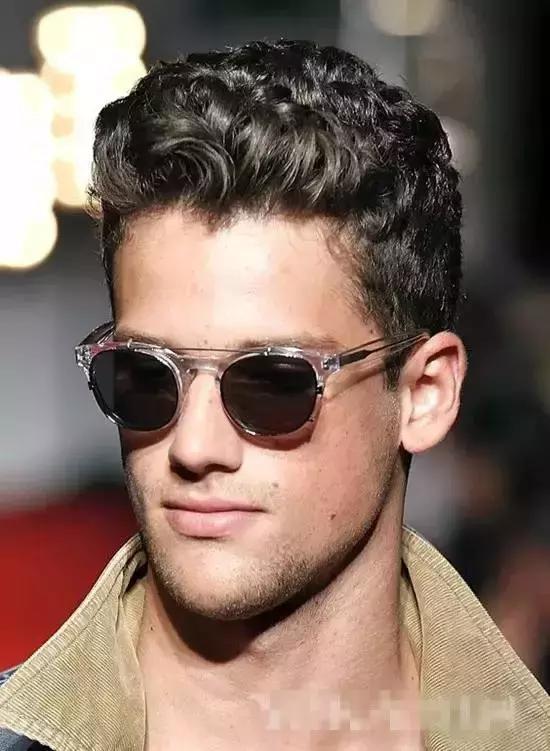 男士发际线高细软稀少适合发型,男士头发少细软适合烫什么发型