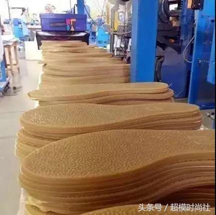 刘雯穿的最时尚的鞋,刘雯穿的小黑鞋