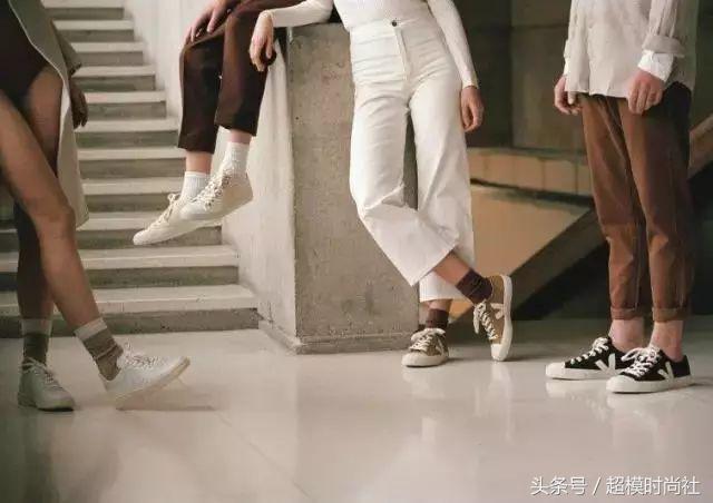 刘雯穿的最时尚的鞋,刘雯穿的小黑鞋