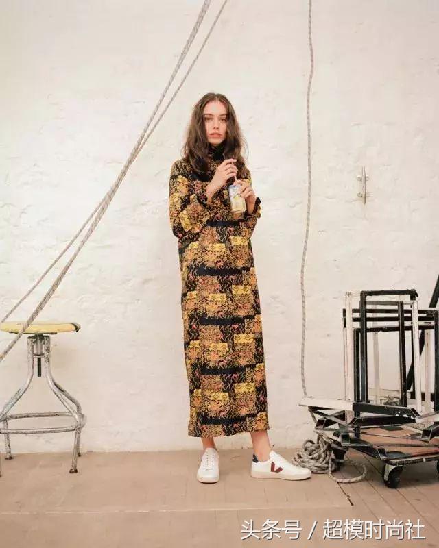 刘雯穿的最时尚的鞋,刘雯穿的小黑鞋