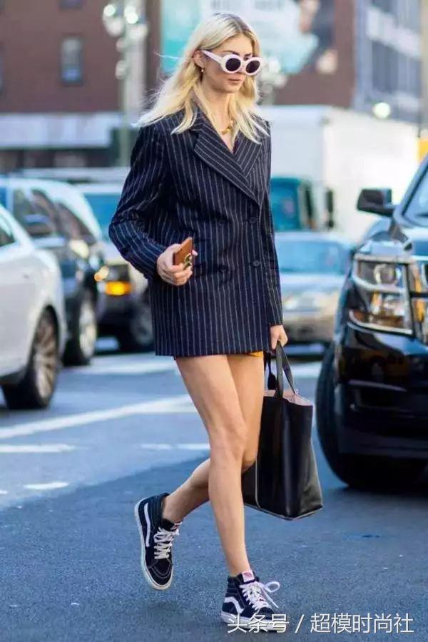 刘雯穿的最时尚的鞋,刘雯穿的小黑鞋