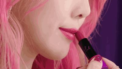 脱妆之后脸上的粉底十分斑驳，你知道怎样保持妆容的整洁吗？