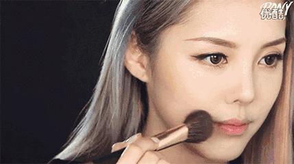 脱妆之后脸上的粉底十分斑驳，你知道怎样保持妆容的整洁吗？