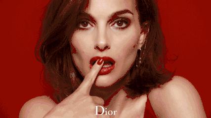 脱妆之后脸上的粉底十分斑驳，你知道怎样保持妆容的整洁吗？