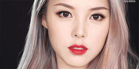 脱妆之后脸上的粉底十分斑驳，你知道怎样保持妆容的整洁吗？