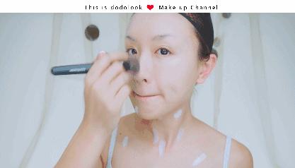 脱妆之后脸上的粉底十分斑驳，你知道怎样保持妆容的整洁吗？