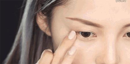 脱妆之后脸上的粉底十分斑驳，你知道怎样保持妆容的整洁吗？