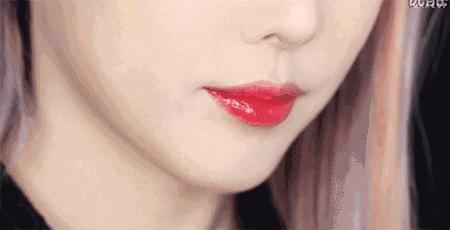 脱妆之后脸上的粉底十分斑驳，你知道怎样保持妆容的整洁吗？