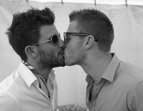 如果你敢做一个同性恋，我就打断你的狗腿