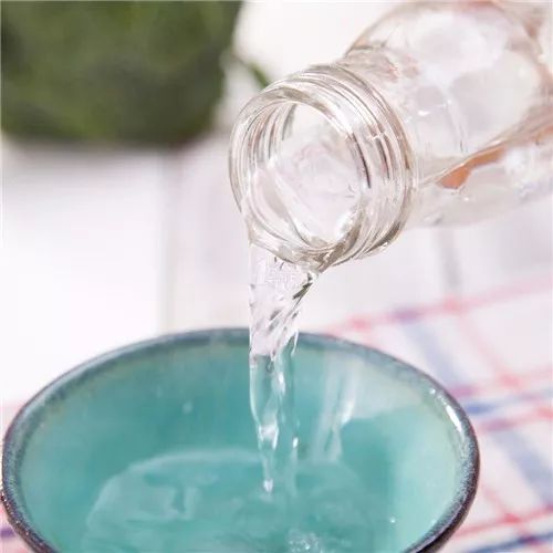 白衣服发黄用什么洗会干净,衣服放久了局部发黄怎么清洗干净