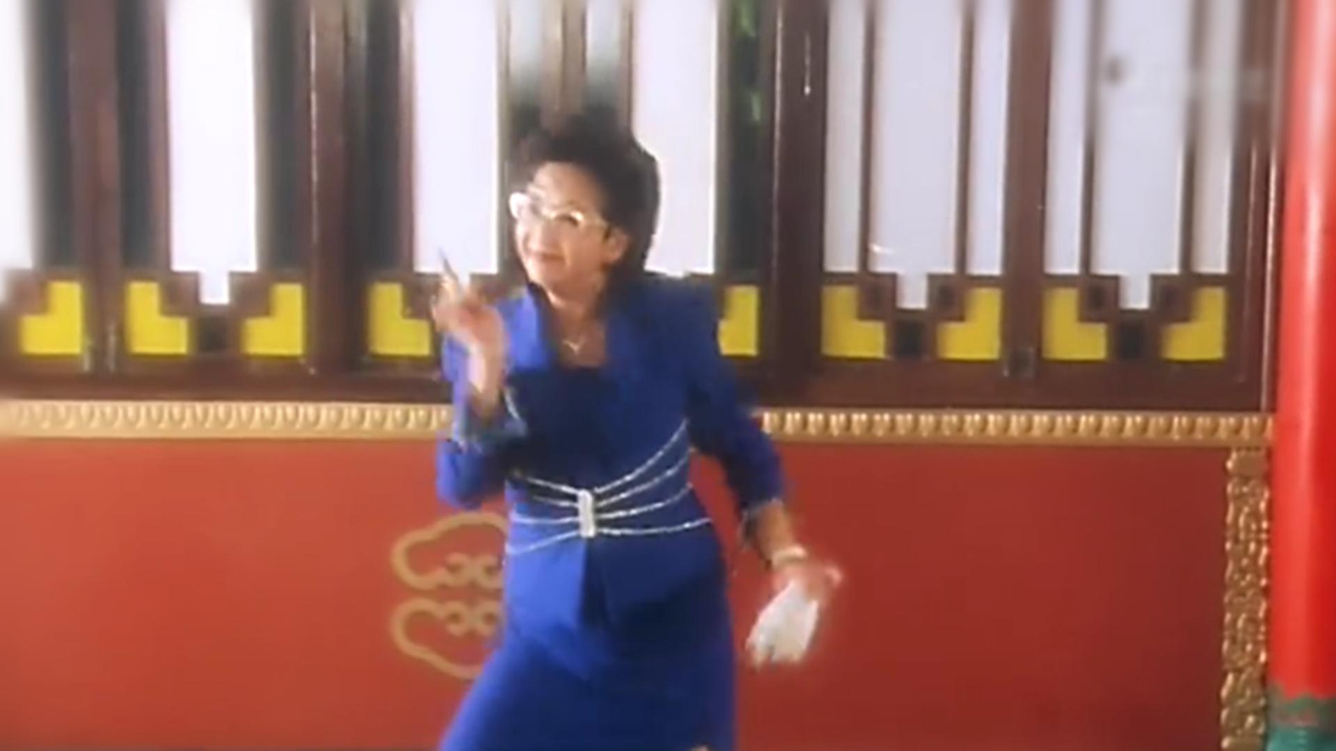 印度电影里的歌舞堪称大型演唱会,印度电影载歌载舞吸引了全世界