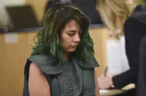 结局感人!男子沉迷游戏疯狂吃鸡,被女友用武士刀砍伤