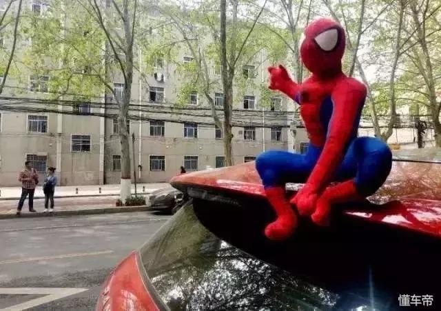 车主必看!车顶贴了这种东西,出了事你要负全责!