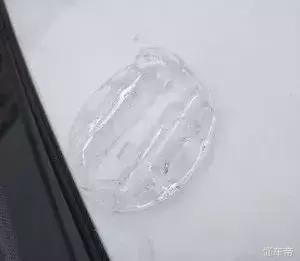 车主必看!车顶贴了这种东西,出了事你要负全责!