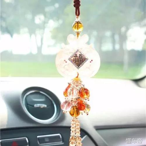 车主必看!车顶贴了这种东西,出了事你要负全责!