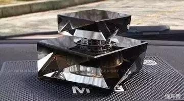 车主必看!车顶贴了这种东西,出了事你要负全责!