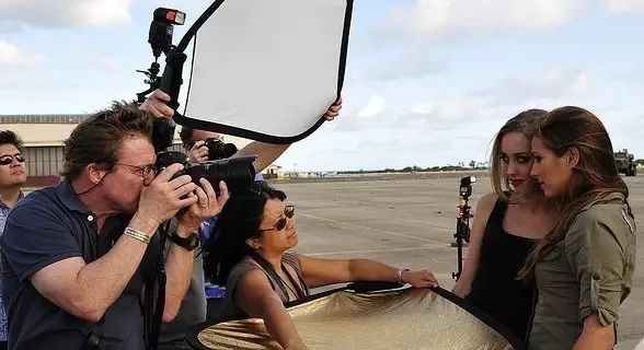 闪光灯变暗怎么回事,闪光灯背景暗怎么回事