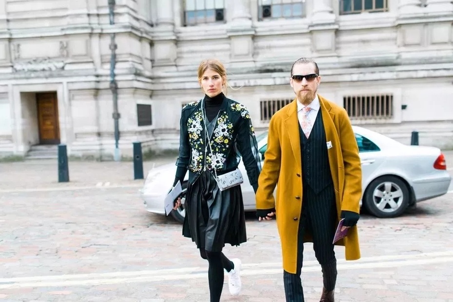 街拍街上夫妻秀恩爱,街拍路上秀恩爱