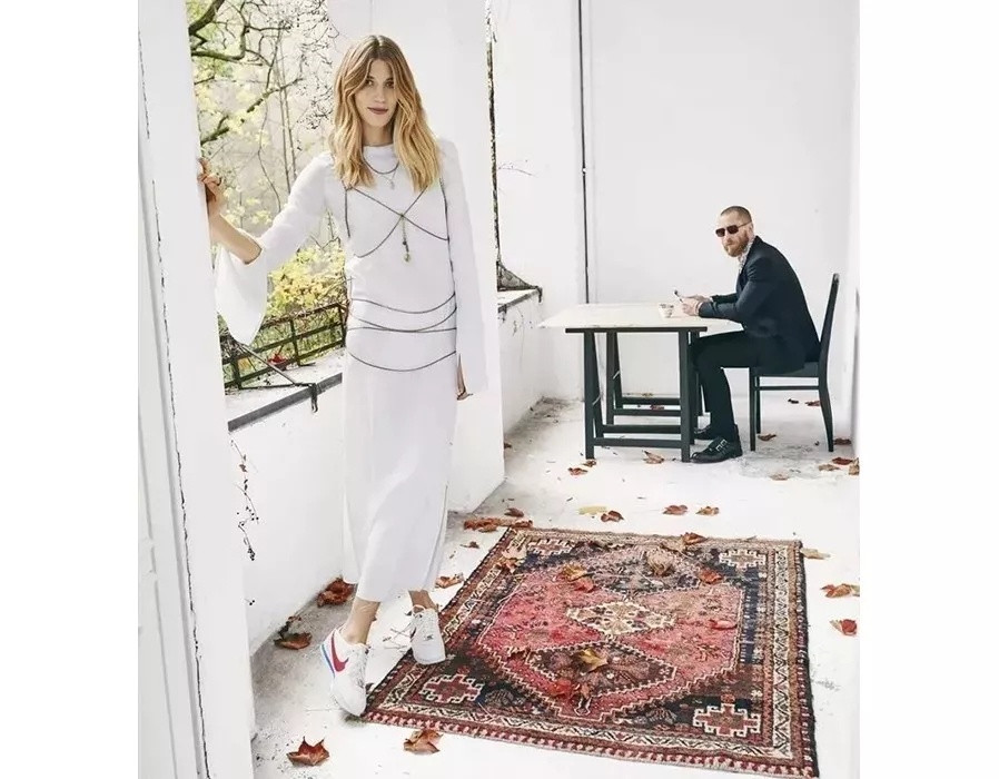 街拍街上夫妻秀恩爱,街拍路上秀恩爱