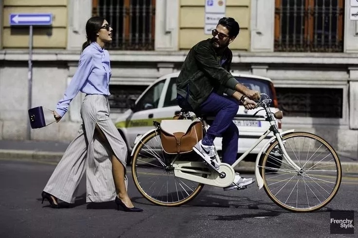 街拍街上夫妻秀恩爱,街拍路上秀恩爱