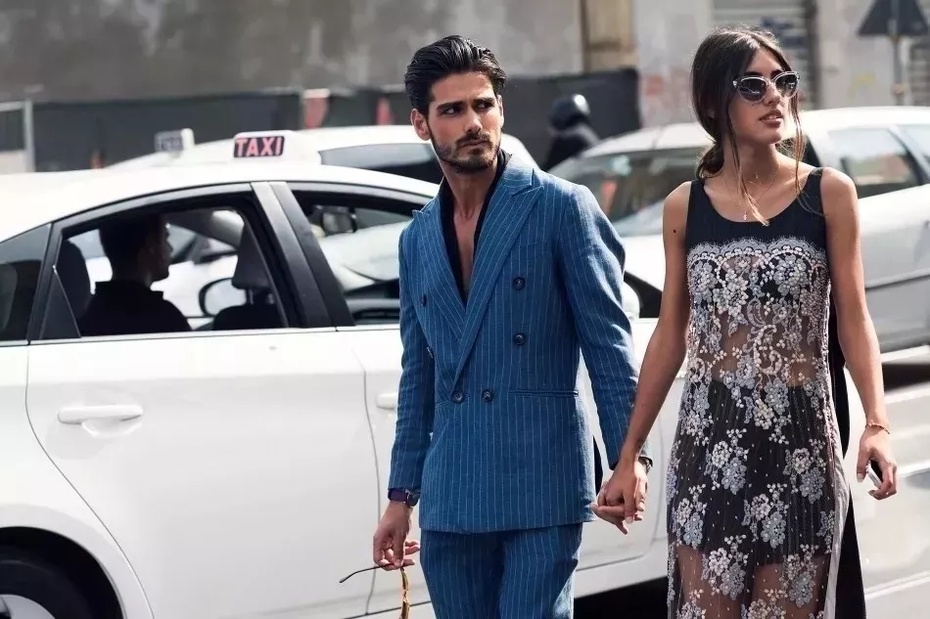 街拍街上夫妻秀恩爱,街拍路上秀恩爱