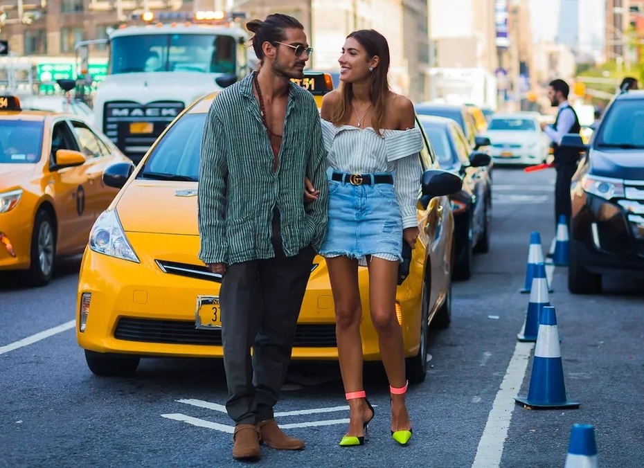 街拍街上夫妻秀恩爱,街拍路上秀恩爱