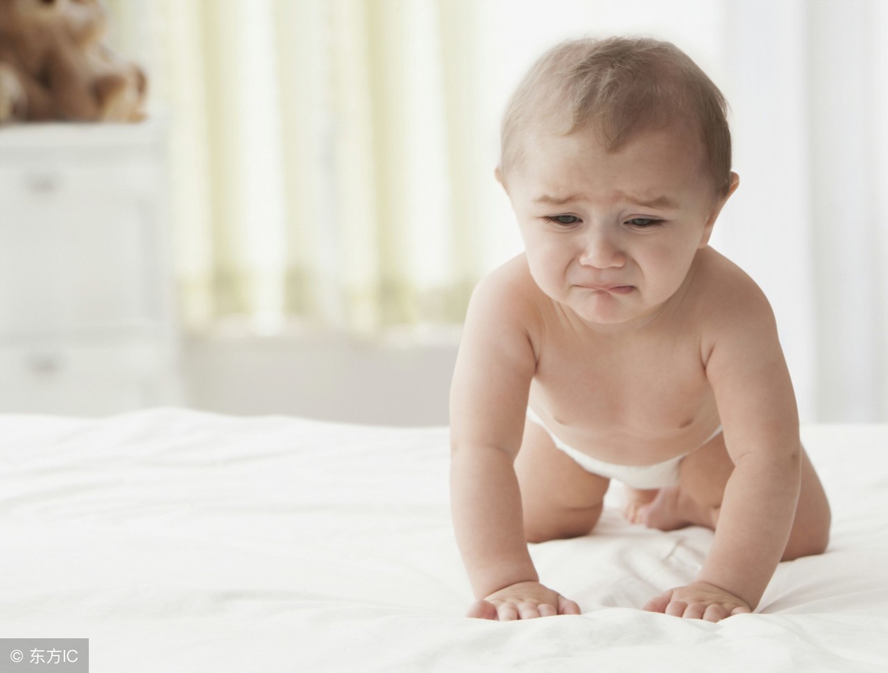 孩子肋骨一边凸起怎么回事,宝宝肋骨一边高一边低是缺钙吗