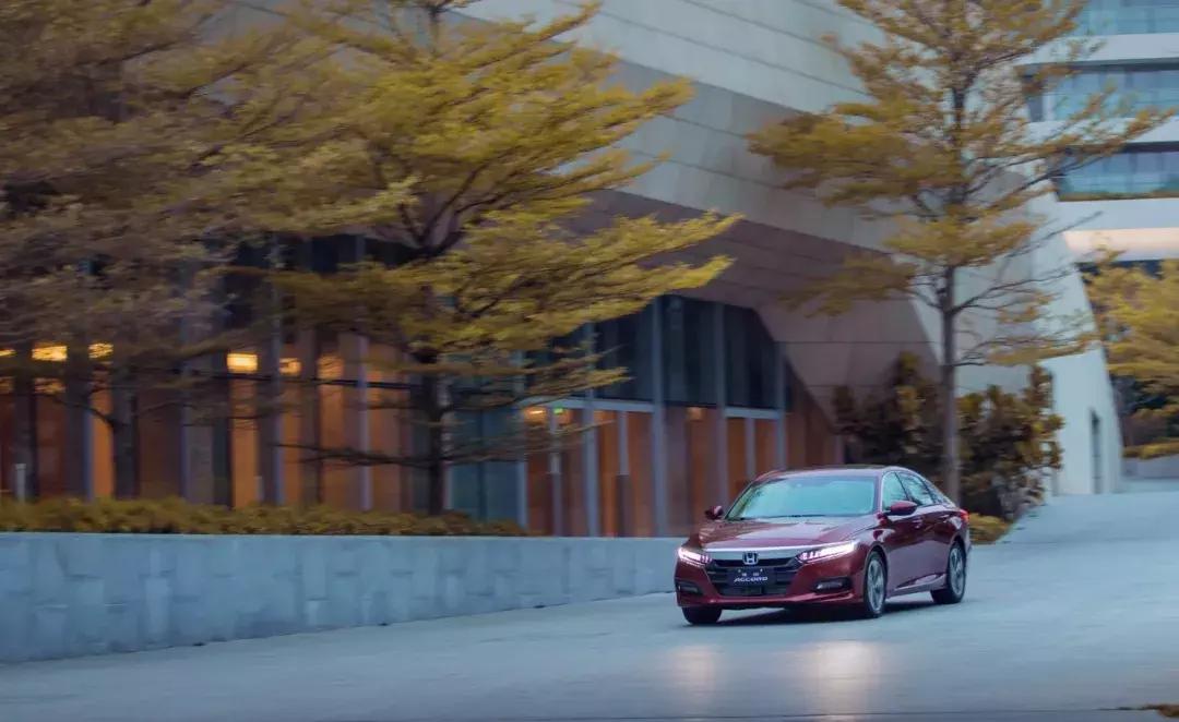 新雅阁2022款对比十代雅阁,新雅阁2022款对比十代雅阁颜值