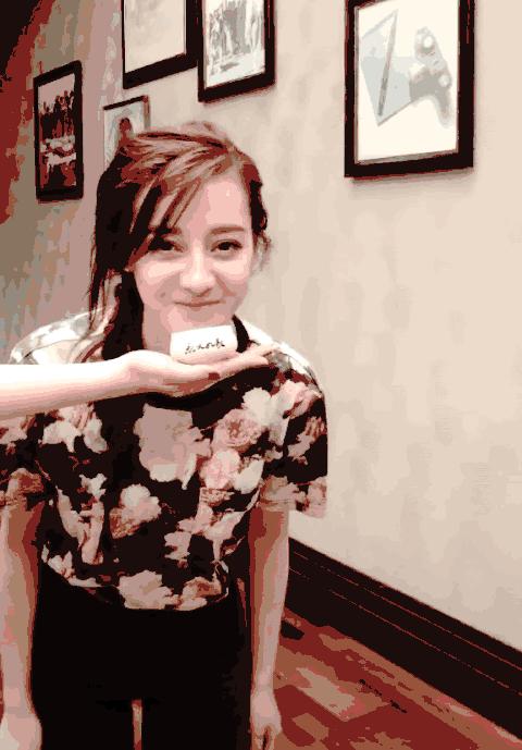 迪丽热巴vans,迪丽热巴同款supreme外套