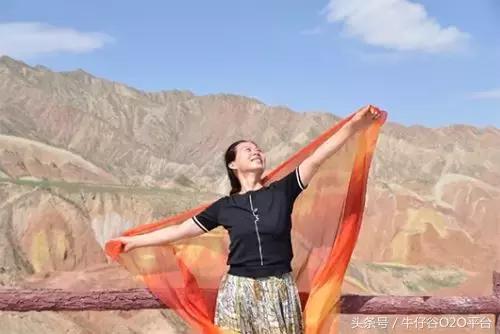 阿姨们照相带7条丝巾上热搜，网友大军忍不住晒出自家妈妈