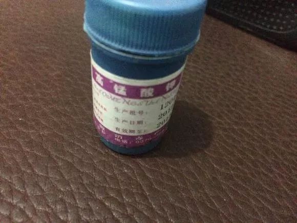 狗贩子用高锰酸钾和廉价染发剂给小奶狗染色，只为卖出高价。