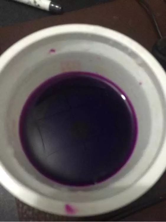 狗贩子用高锰酸钾和廉价染发剂给小奶狗染色，只为卖出高价。