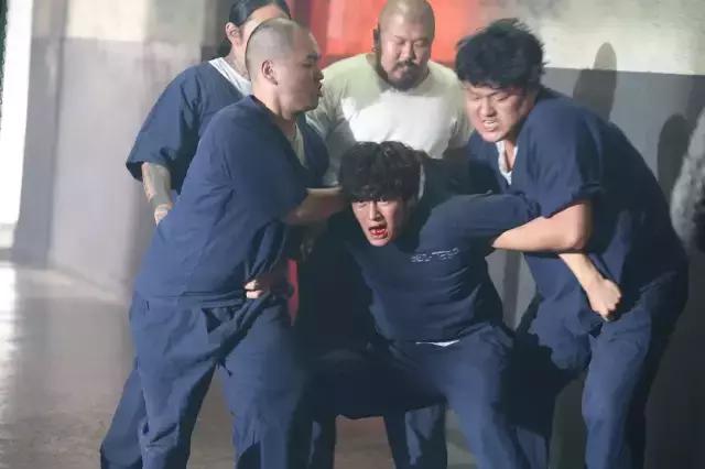 开场15分钟,两个大反转,网友:韩国导演太调皮