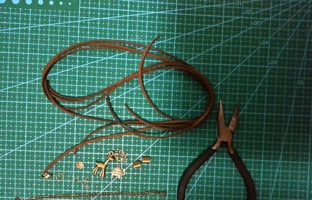 小黑皮绳手链怎么编教程,鹿皮绳编手链