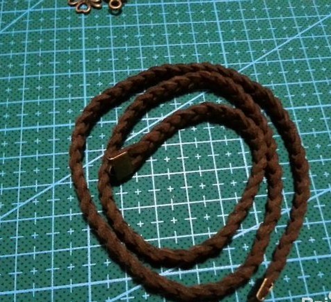 小黑皮绳手链怎么编教程,鹿皮绳编手链