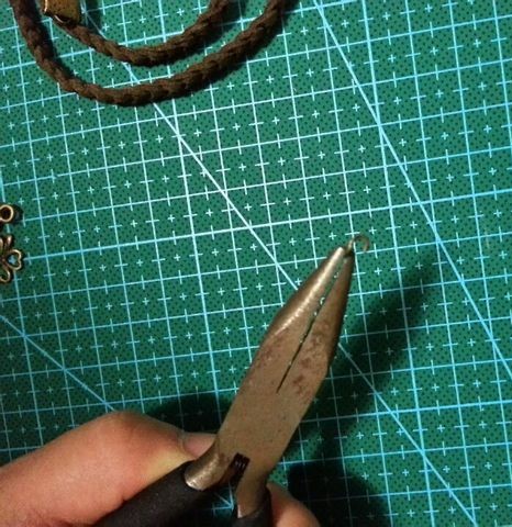 小黑皮绳手链怎么编教程,鹿皮绳编手链