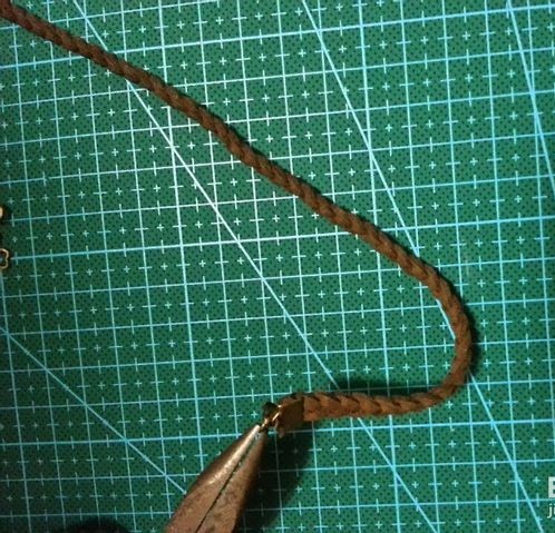 小黑皮绳手链怎么编教程,鹿皮绳编手链
